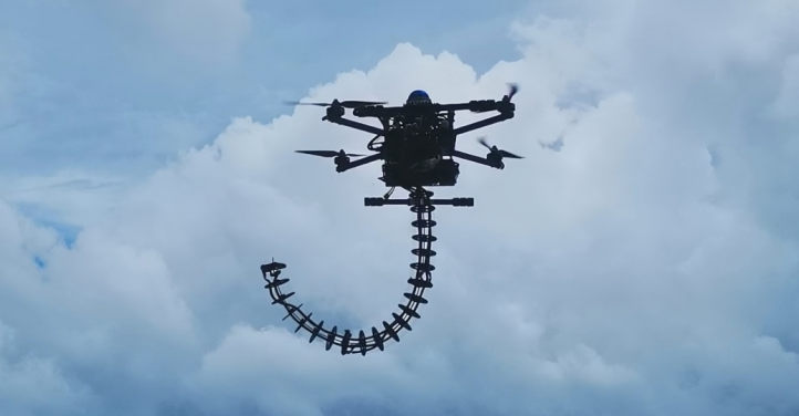 魯教授和其團隊開發的新型空中象鼻機器人AET
 